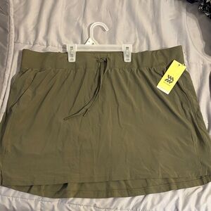 All in motion mid rise skort
